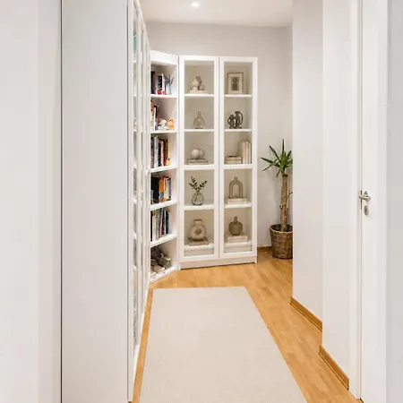 Modern & Spacious 60 Sqm 2-bedroom In アパート