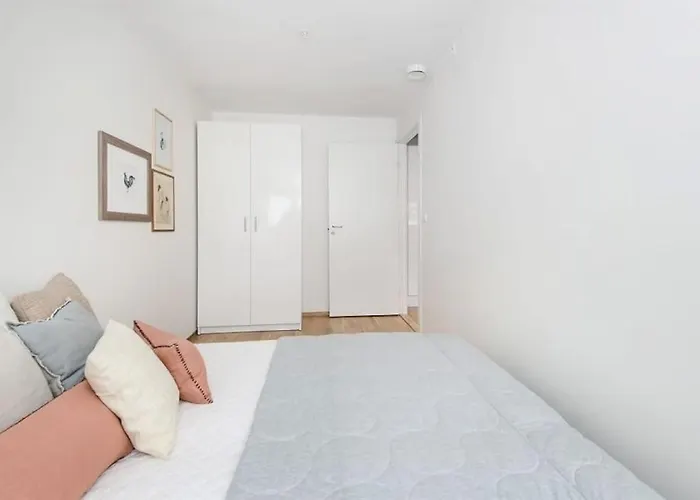 Apartment Central, New, 2 Bed Rooms, Fully Furnished *